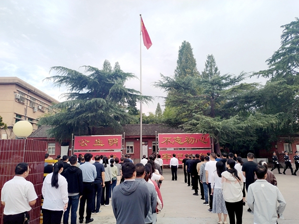 升旗1.jpg 升旗1.jpg