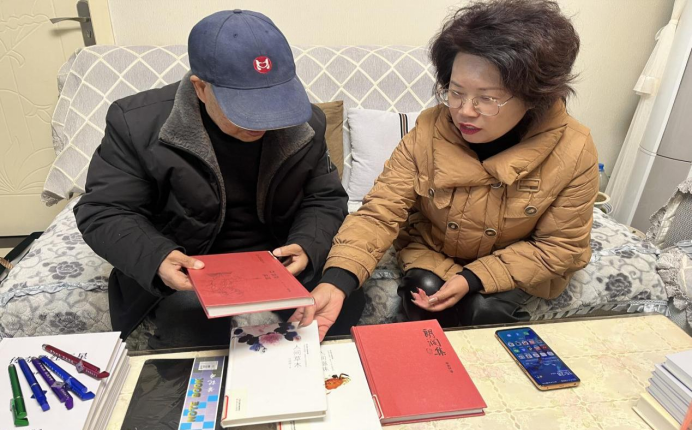 退休老干部捐书家访活动915.png