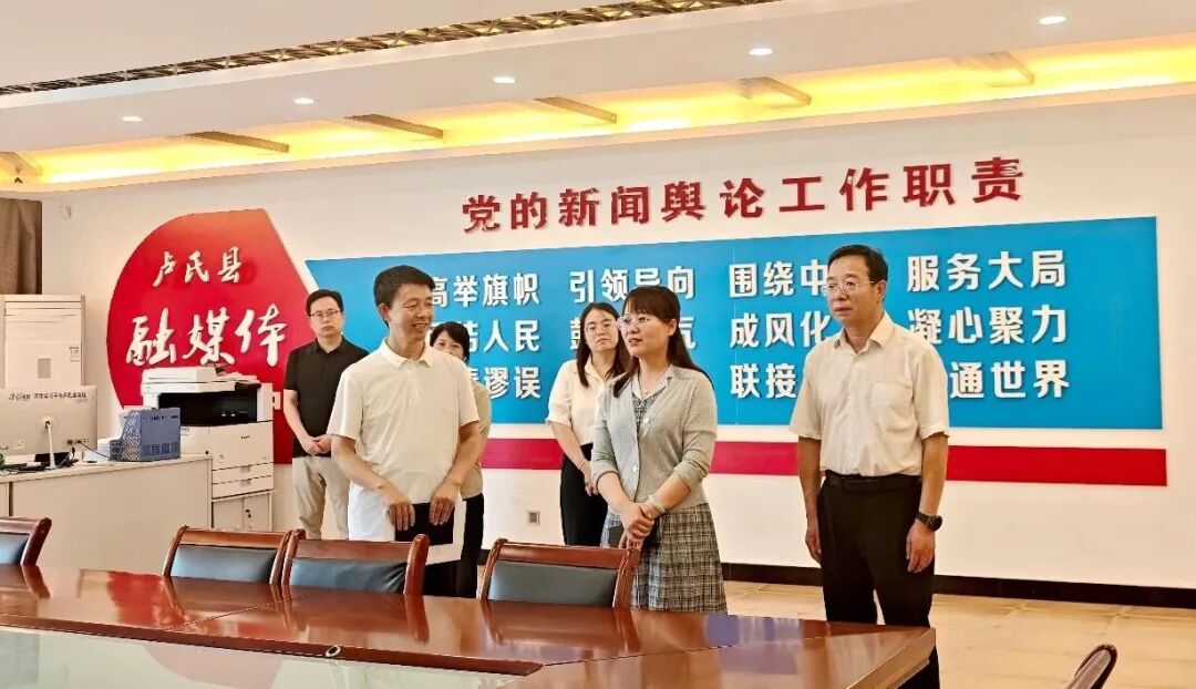 县领导看望慰问一线新闻工作者
